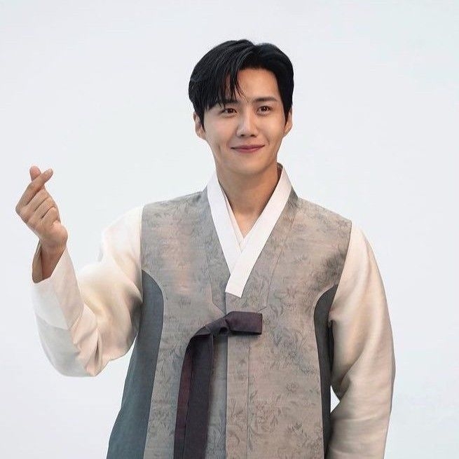 Behind-the-scenes cut of Kim Seonho