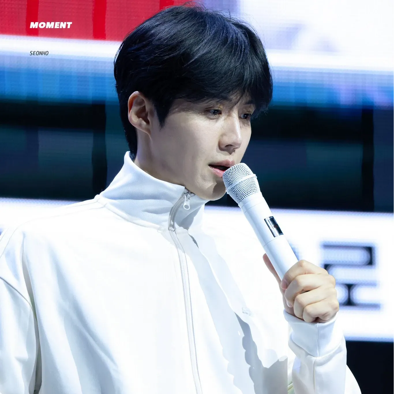 粉丝拍下的金宣虎瞬间