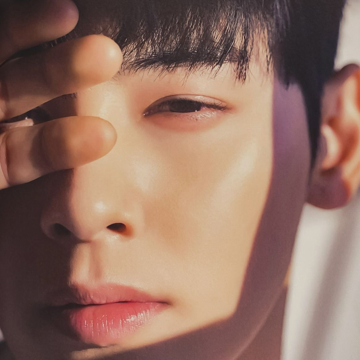 Behind-the-scenes cut of Cha Eunwoo