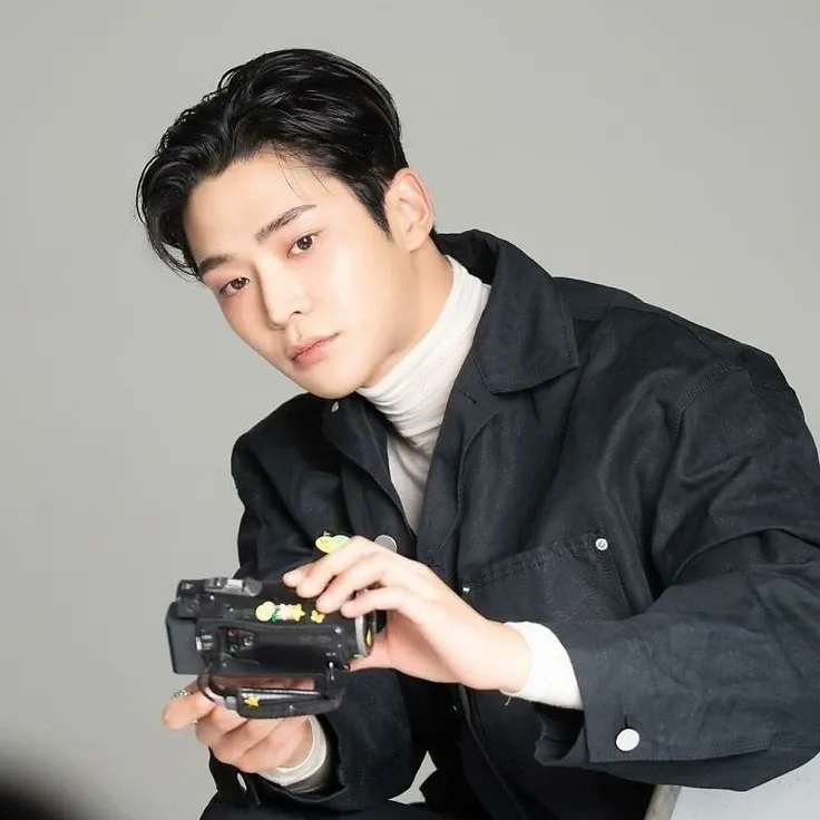 Momen yang diabadikan oleh penggemar Rowoon