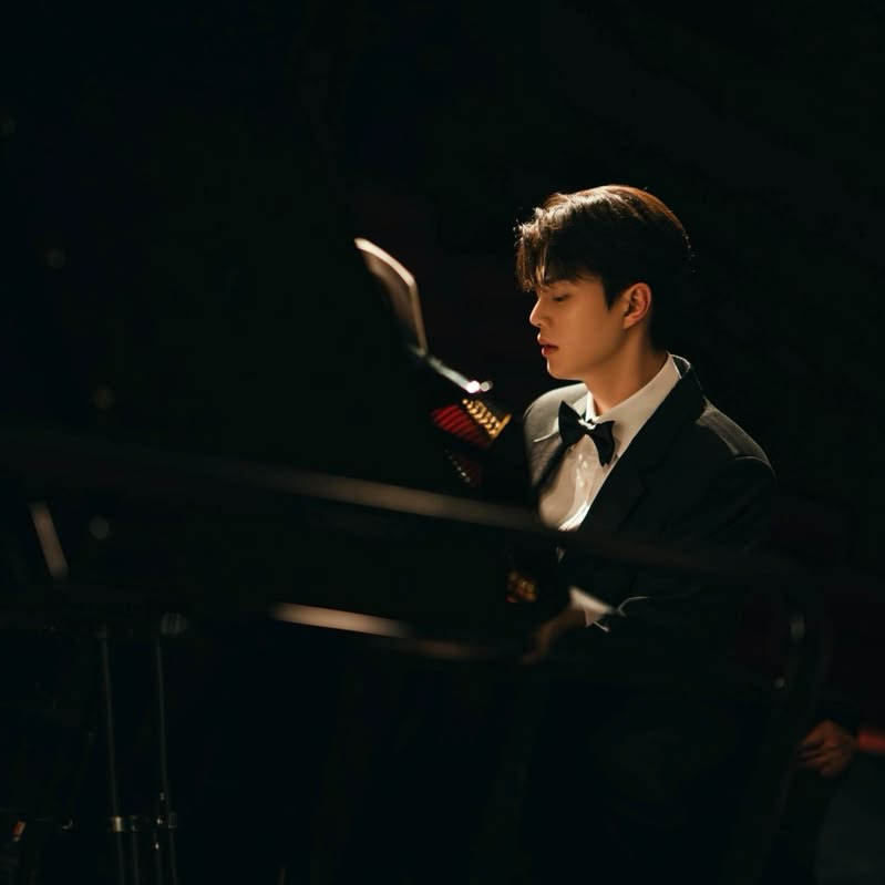 Latest photo of Song Kang