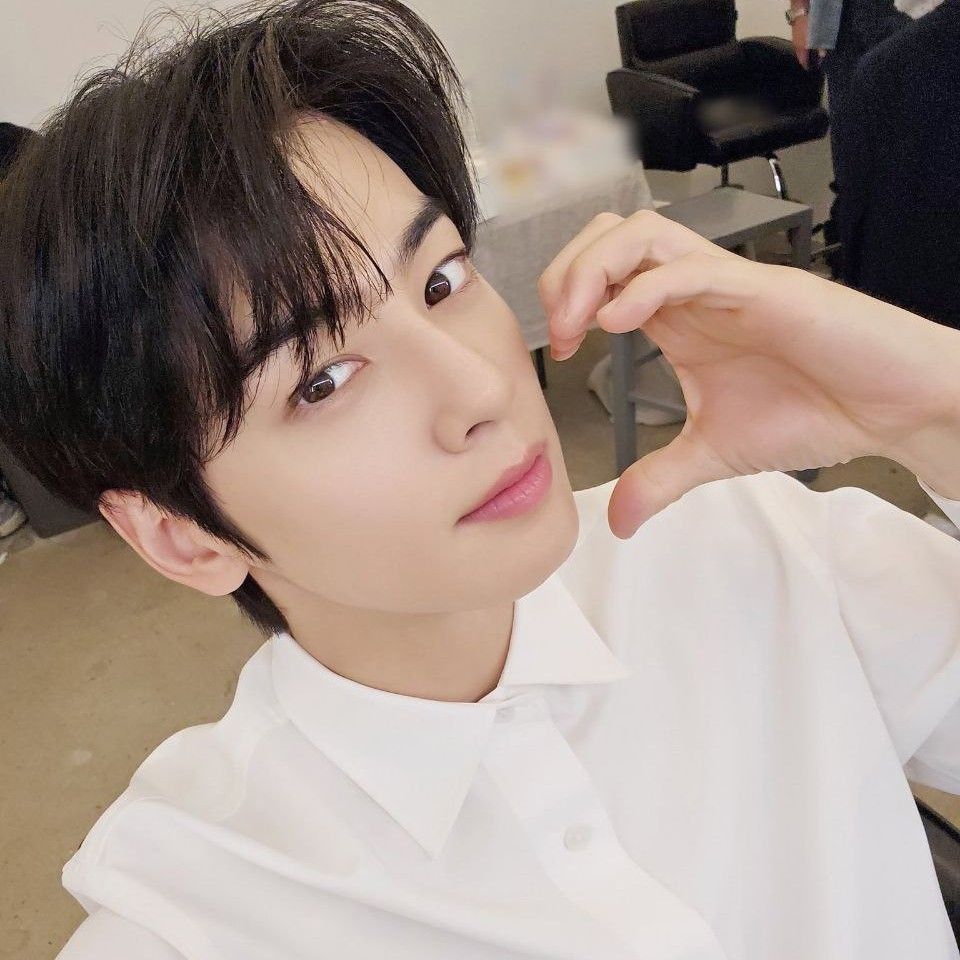 Behind-the-scenes cut of Cha Eunwoo