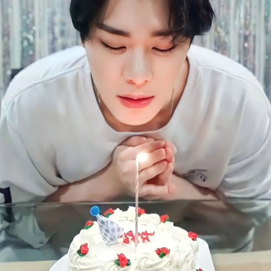 A moment captured by a fan of Cha Eunwoo