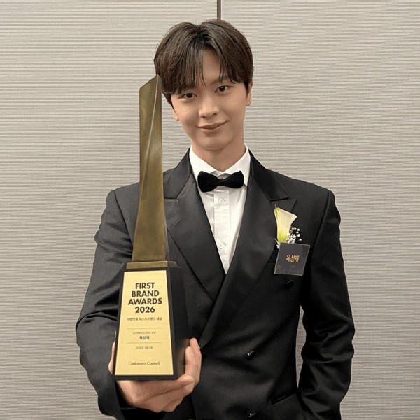 오늘 최애돌셀럽에서 빛나는 육성재의 대표 사진