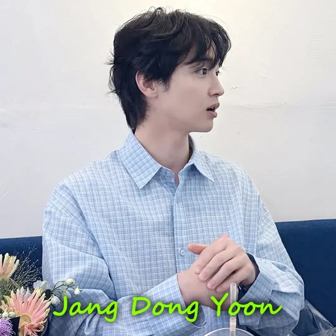 A moment captured by a fan of Jang Dongyoon