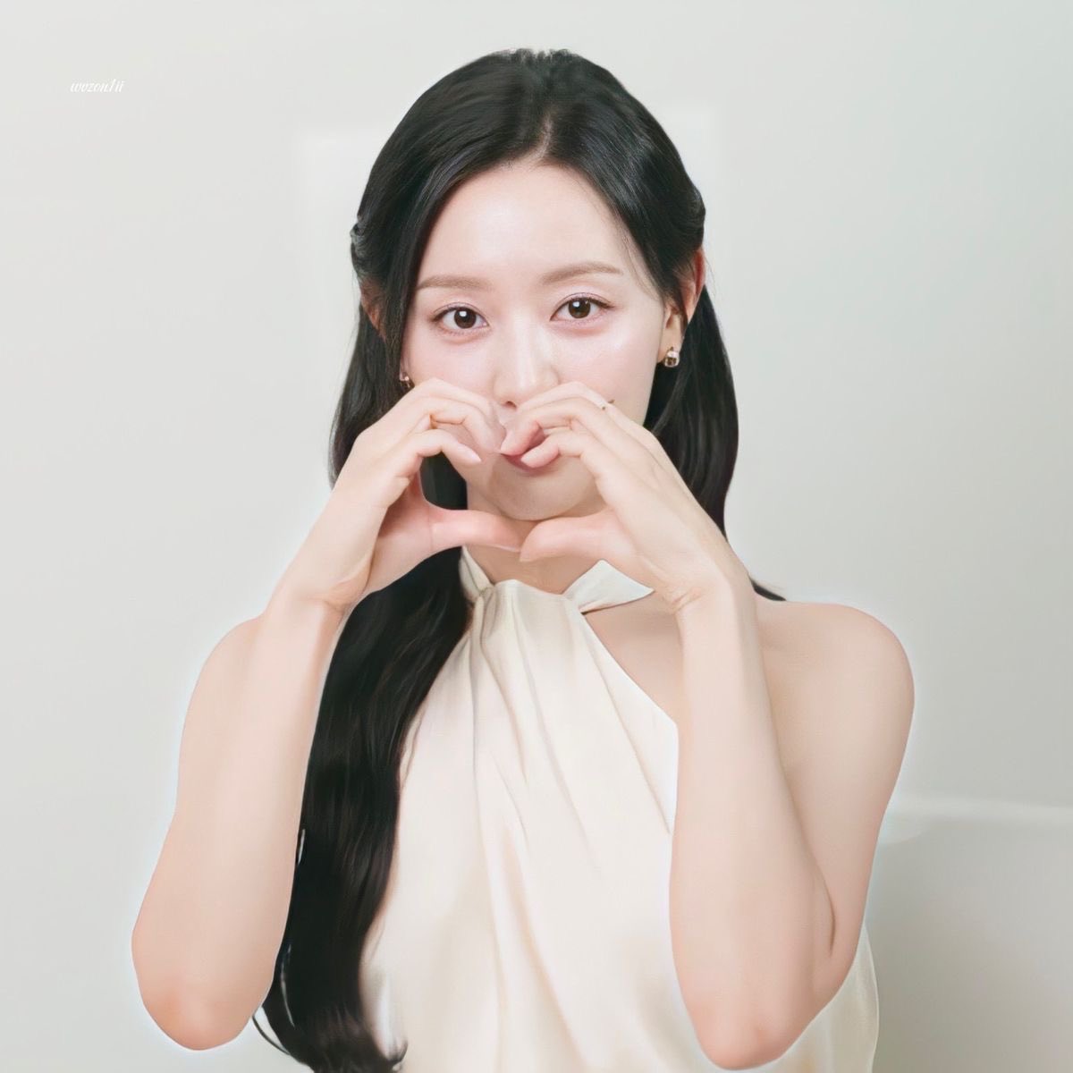 Behind-the-scenes cut of Kim Jiwon