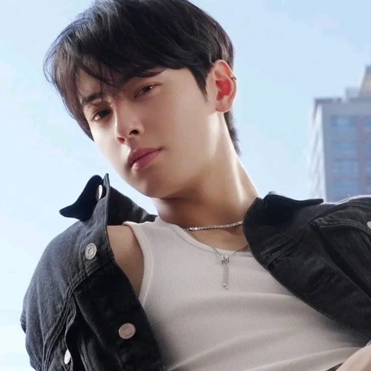 Latest photo of Cha Eunwoo