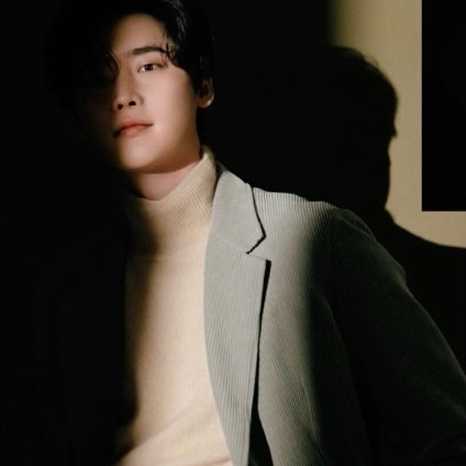 Recent activity shot of Lee Jongsuk