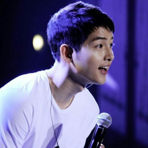 粉丝拍下的宋钟基瞬间