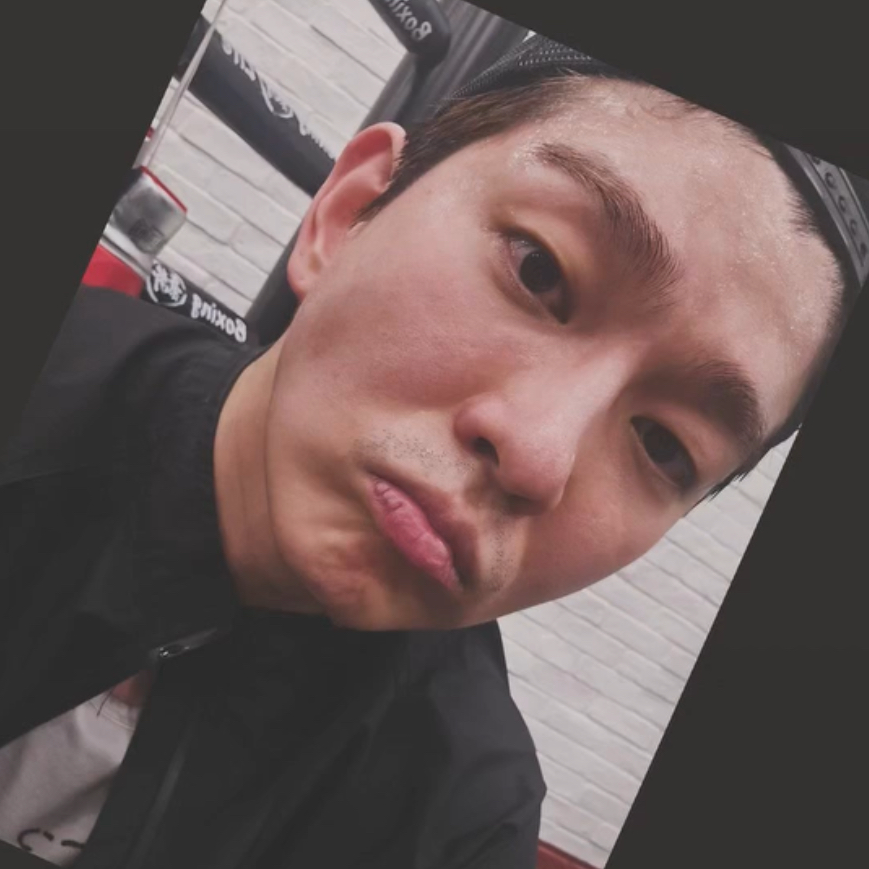 A moment captured by a fan of Yoon Kyunsang
