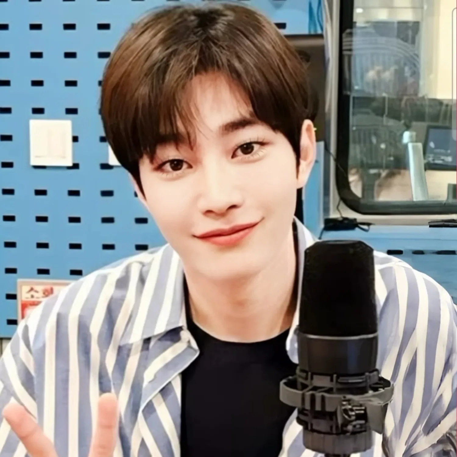 Behind-the-scenes cut of Kim Jaeyoung
