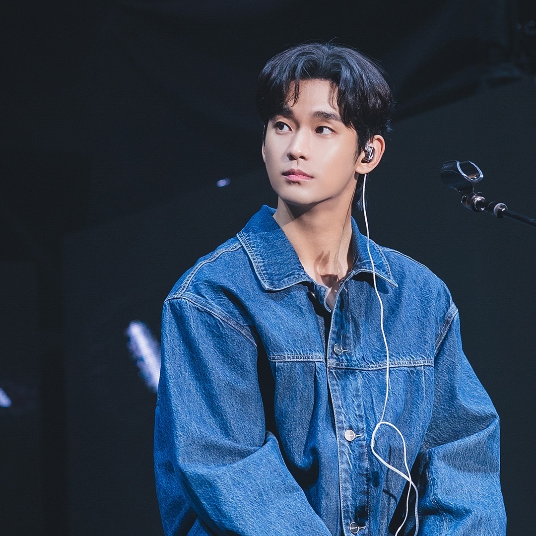 粉絲拍下的金秀賢瞬間