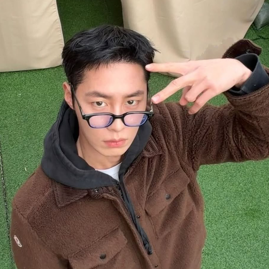 Behind-the-scenes cut of Lee Jaewook