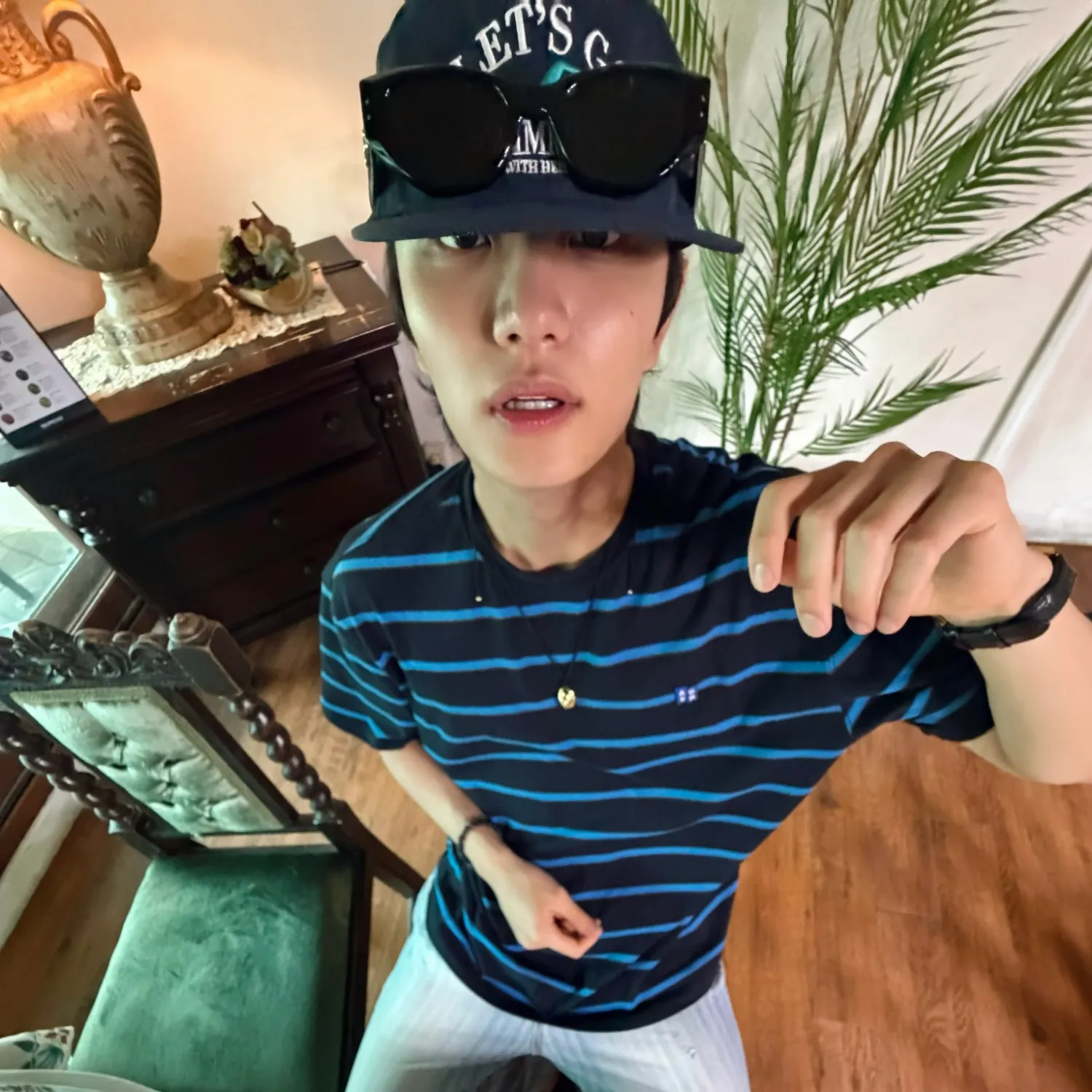 Behind-the-scenes cut of Kim Jaewon