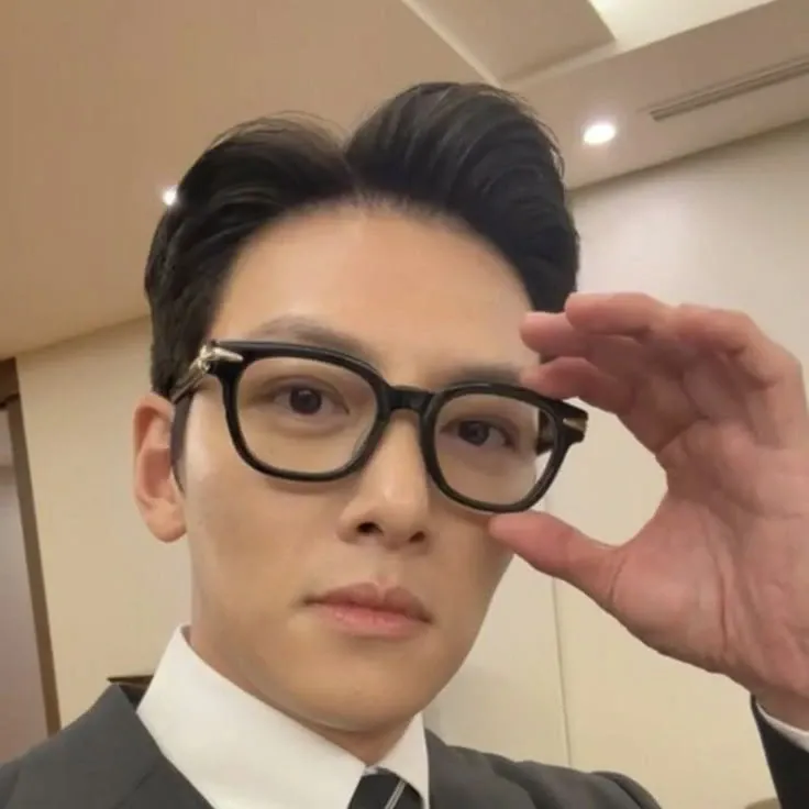 Behind-the-scenes cut of Ji Changwook