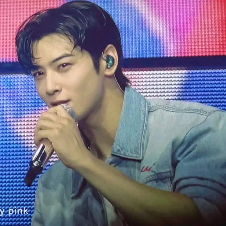 Recent activity shot of Cha Eunwoo