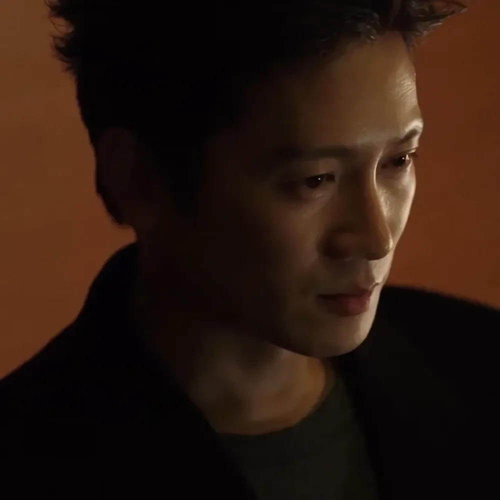 Behind-the-scenes cut of Ji Sung