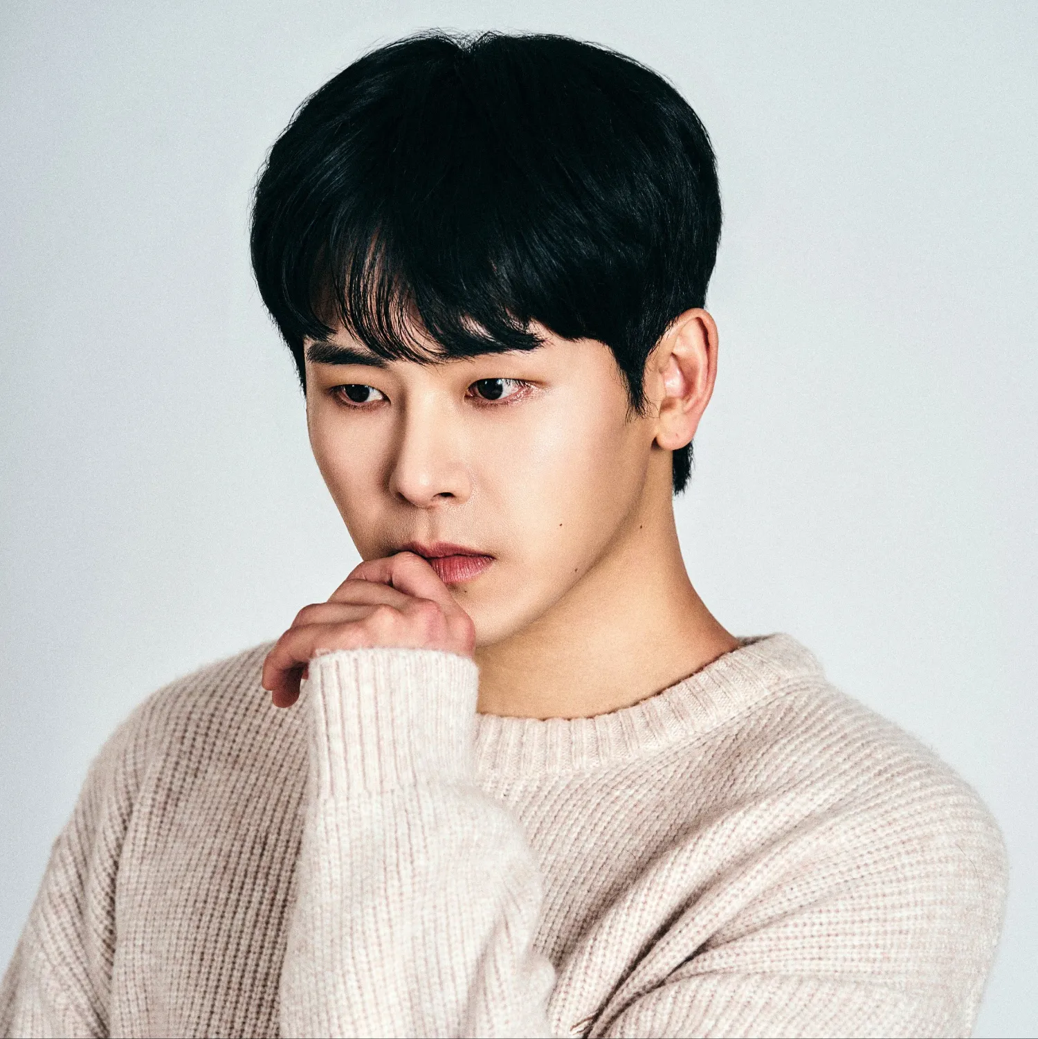 Behind-the-scenes cut of Hoya