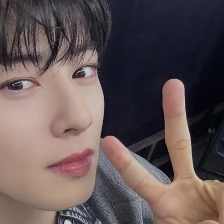 Behind-the-scenes cut of Cha Eunwoo