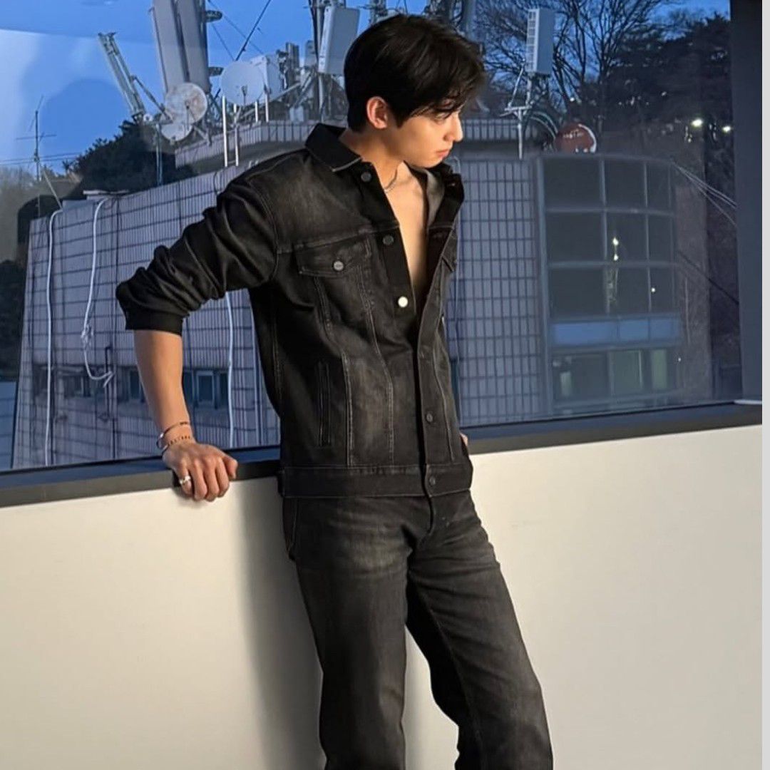 Behind-the-scenes cut of Cha Eunwoo