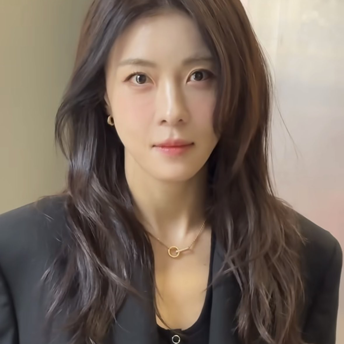 Behind-the-scenes cut of Ha Jiwon