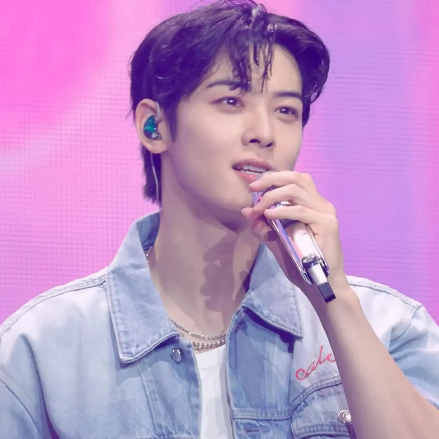 A moment captured by a fan of Cha Eunwoo