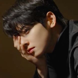 Behind-the-scenes cut of Cha Eunwoo