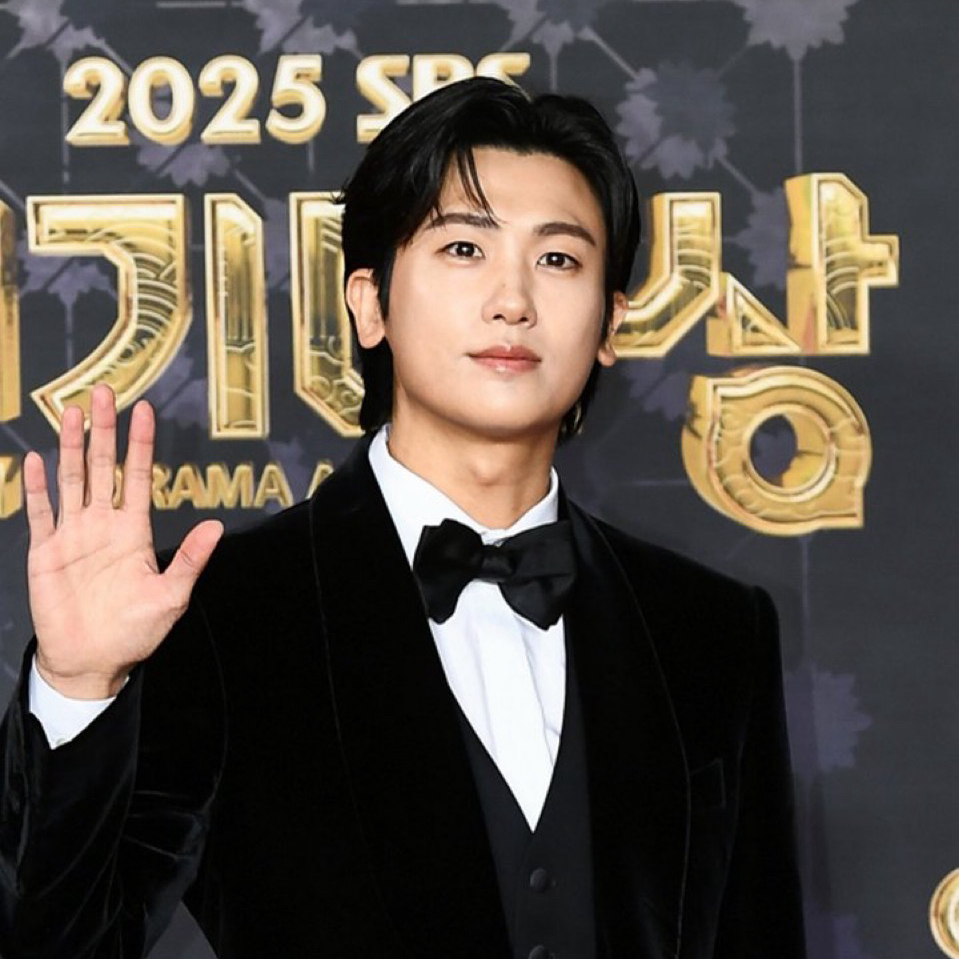 Behind-the-scenes cut of Park Hyungsik