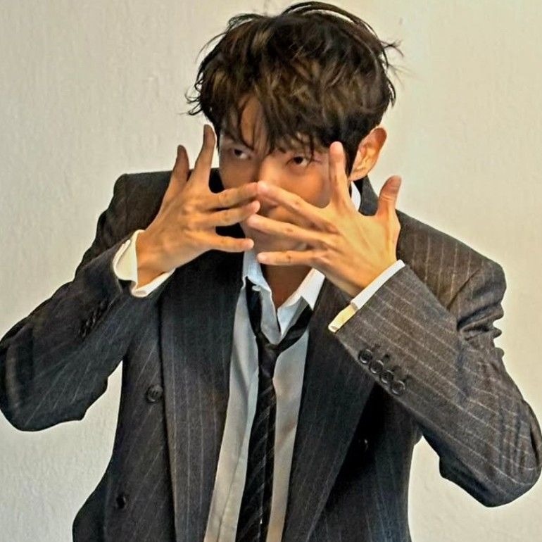 Behind-the-scenes cut of Lee Joongi