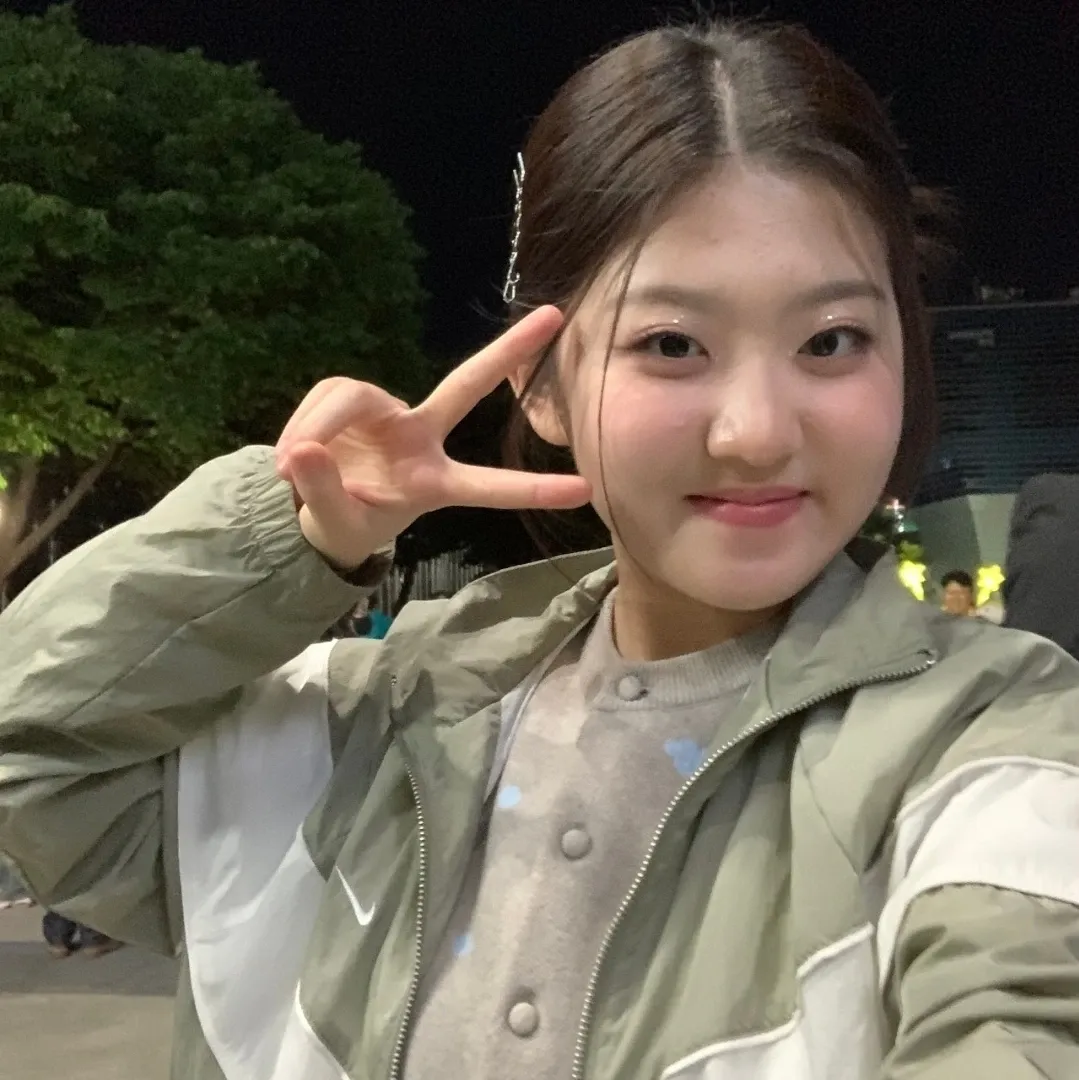 Behind-the-scenes cut of Yoon Yoonseo