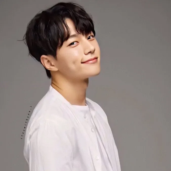 A moment captured by a fan of Kim Myungsoo (L)