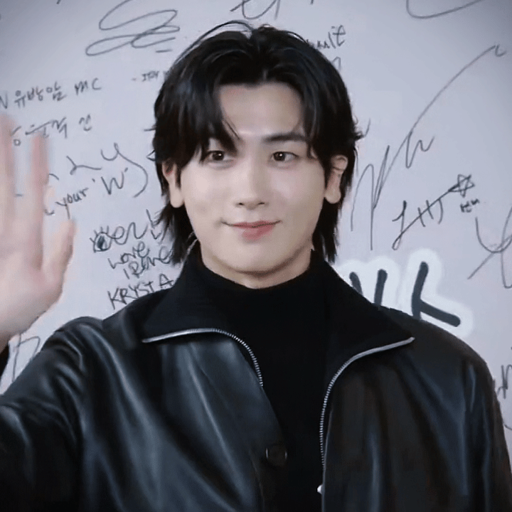 A moment captured by a fan of Park Hyungsik