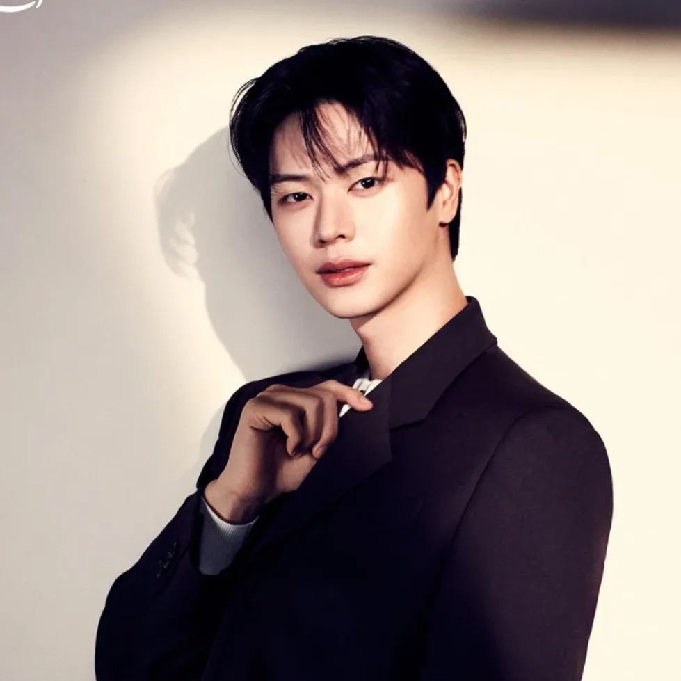A moment captured by a fan of Yook Sungjae