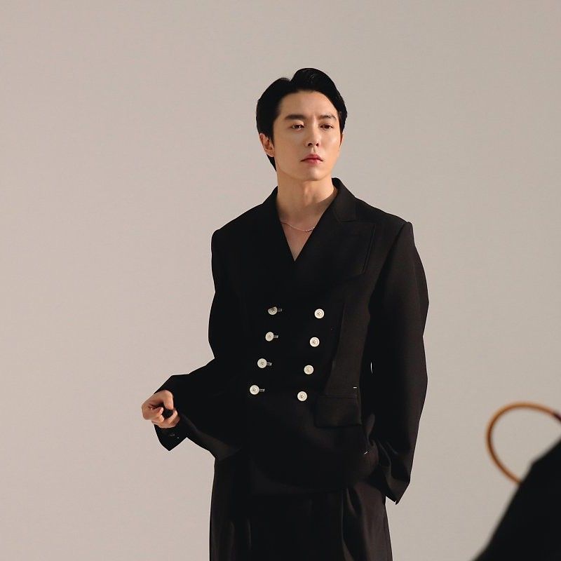 Behind-the-scenes cut of Kim Jaewook