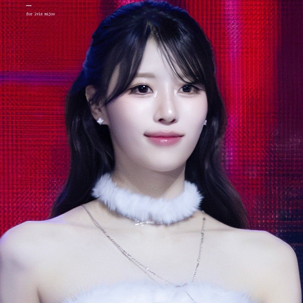 Behind-the-scenes cut of Lee Mijoo