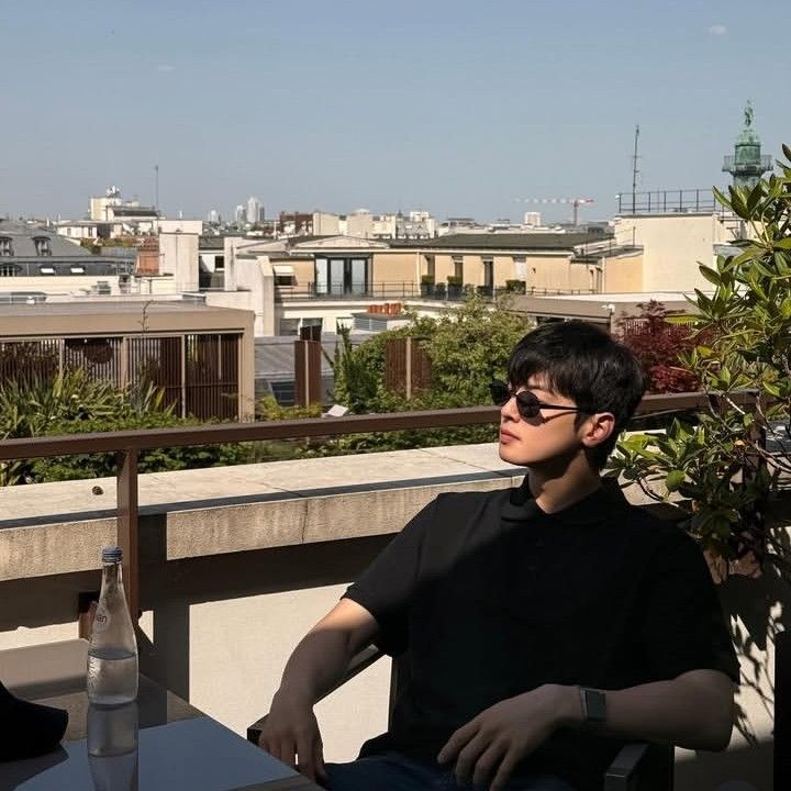 Behind-the-scenes cut of Cha Eunwoo