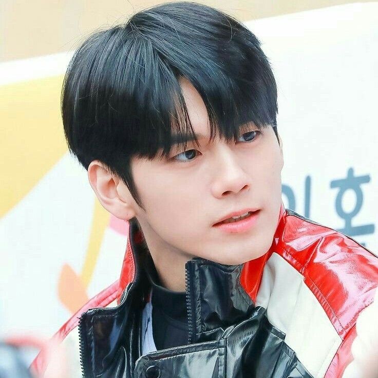 粉丝拍下的邕圣祐瞬间