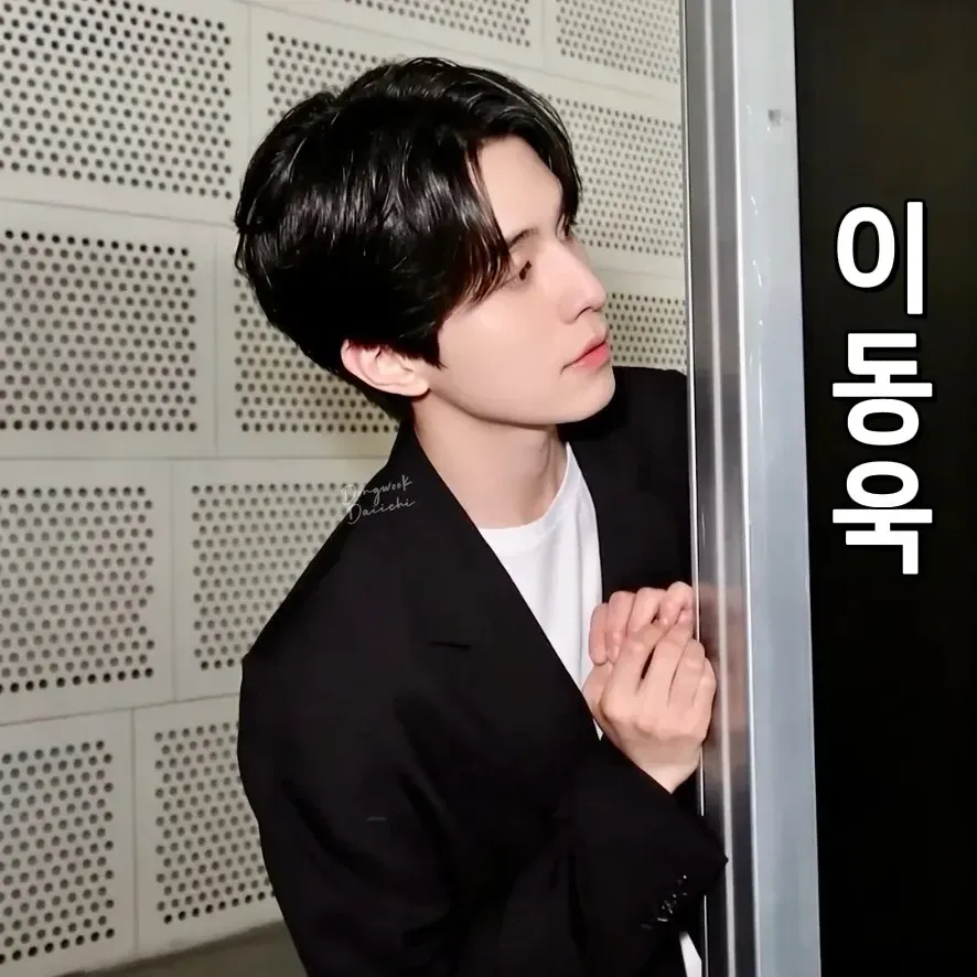 A moment captured by a fan of Lee Dongwook