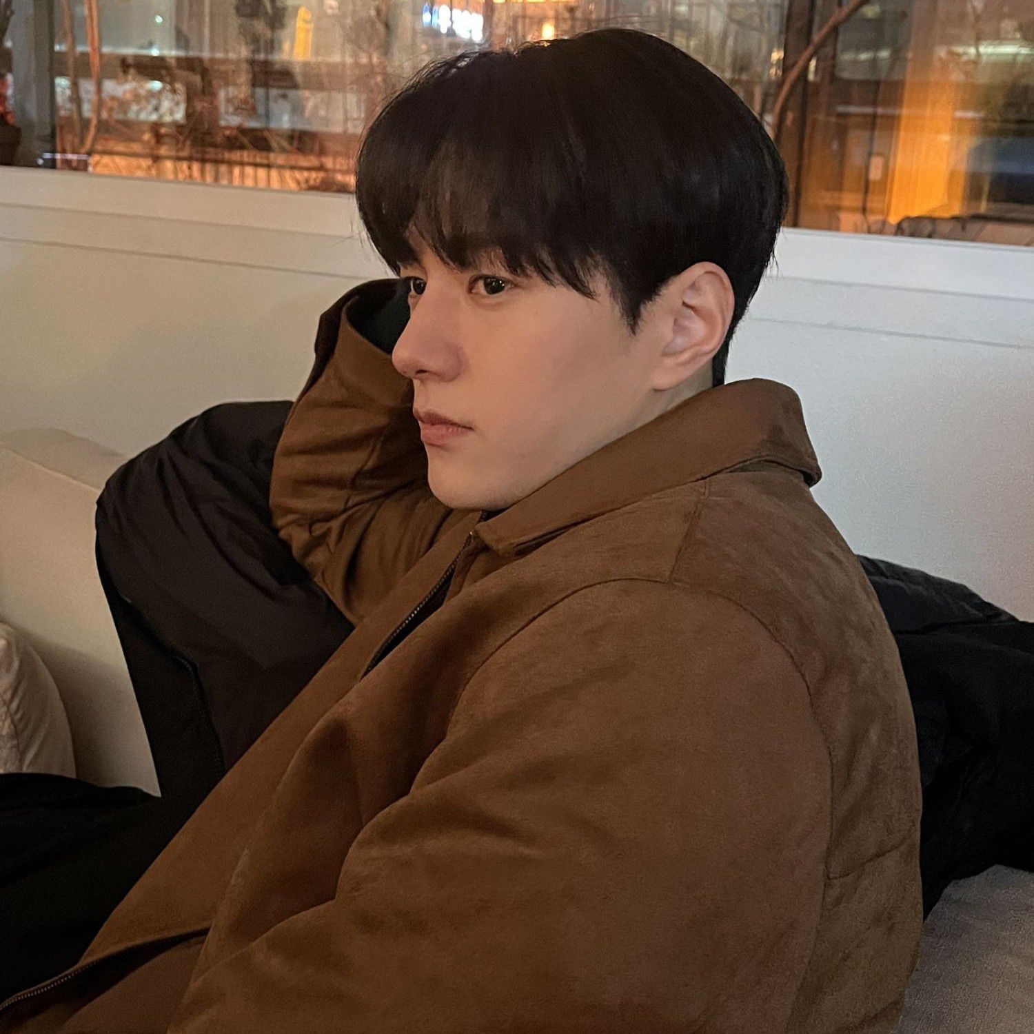 Behind-the-scenes cut of Kim Myungsoo (L)