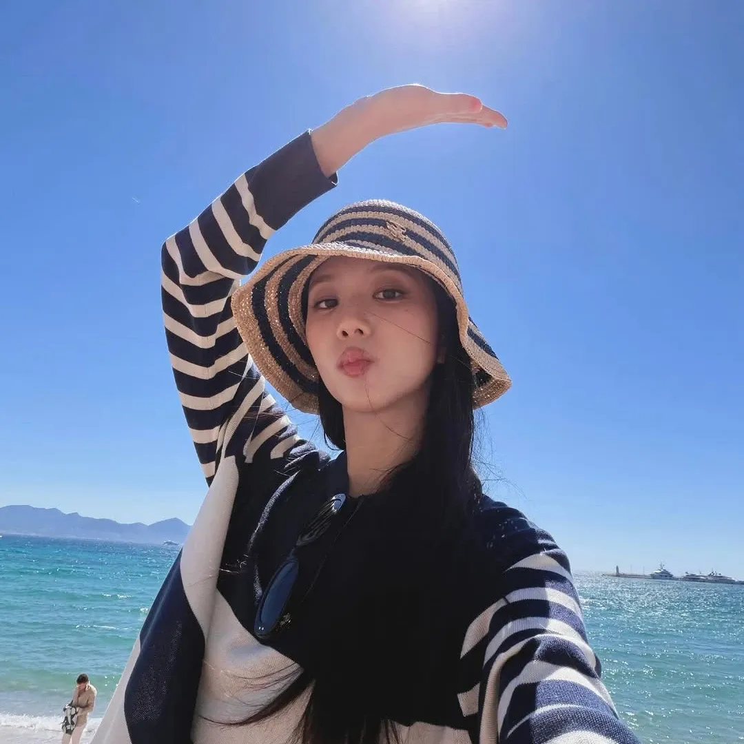 Behind-the-scenes cut of Jisoo (1995)