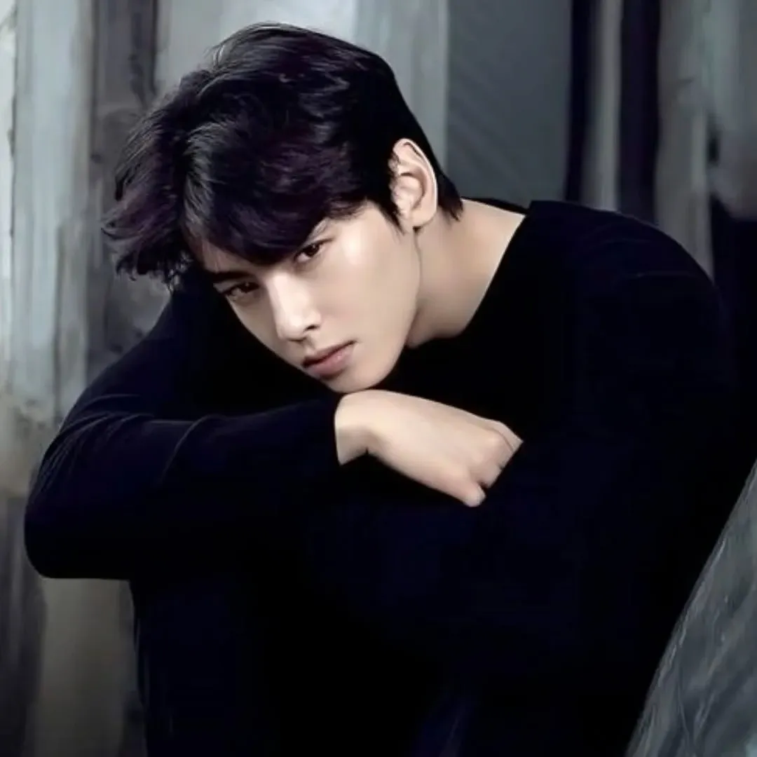 Recent activity shot of Cha Eunwoo