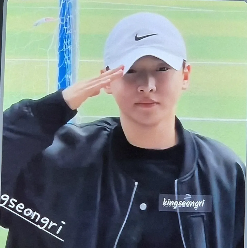 A moment captured by a fan of Seong Ri