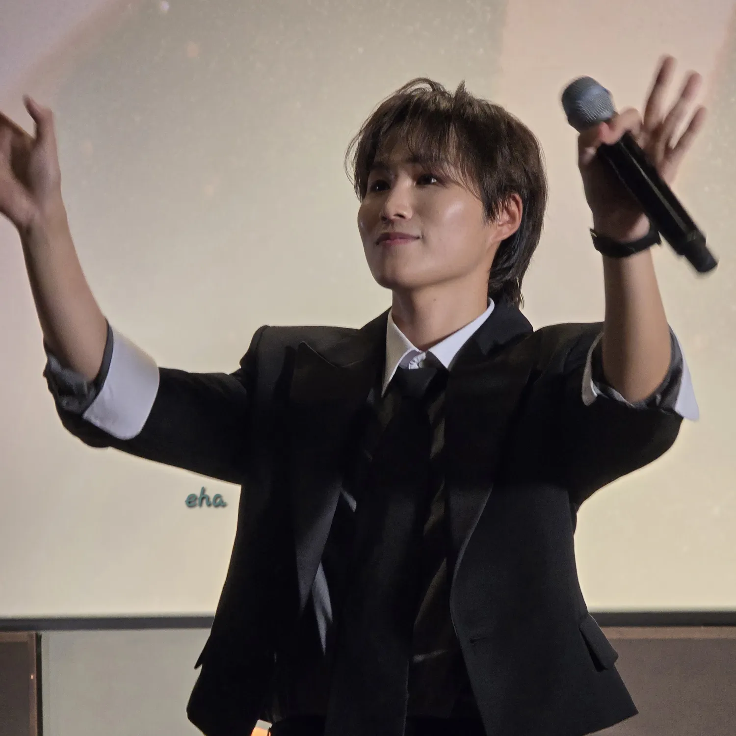 A moment captured by a fan of Kim Heejae