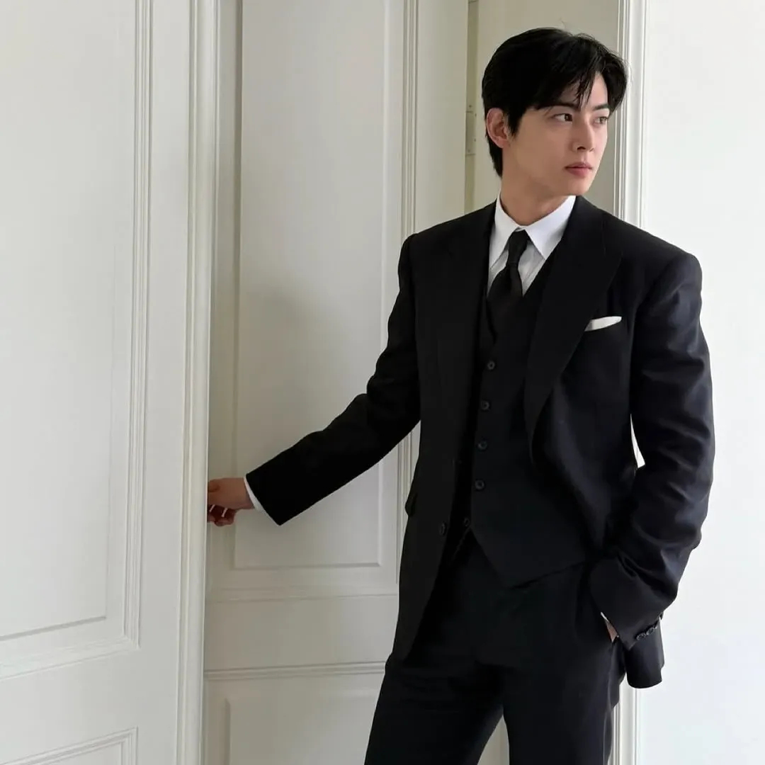 Latest photo of Cha Eunwoo