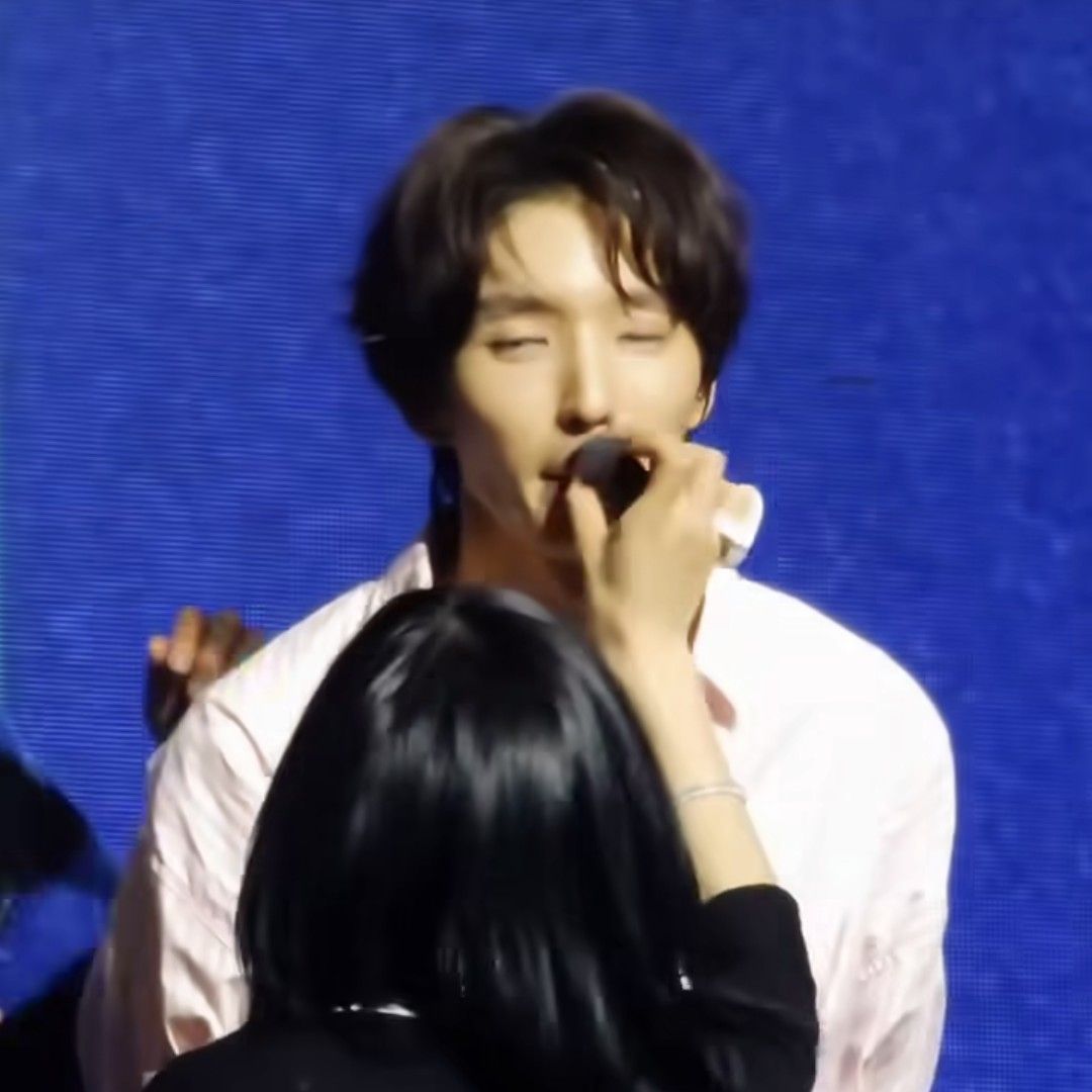 A moment captured by a fan of Lee Joongi