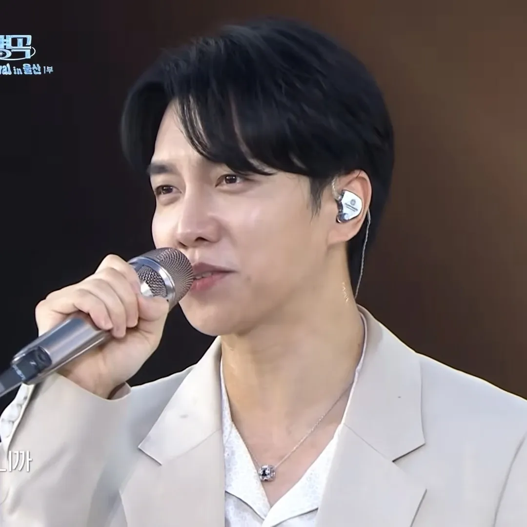 A moment captured by a fan of Lee Seunggi