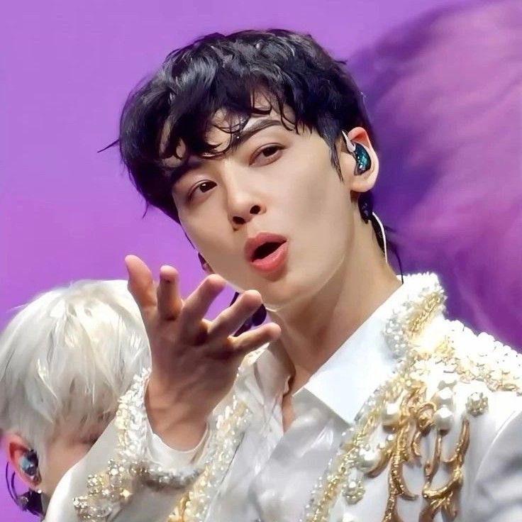 Recent activity shot of Cha Eunwoo