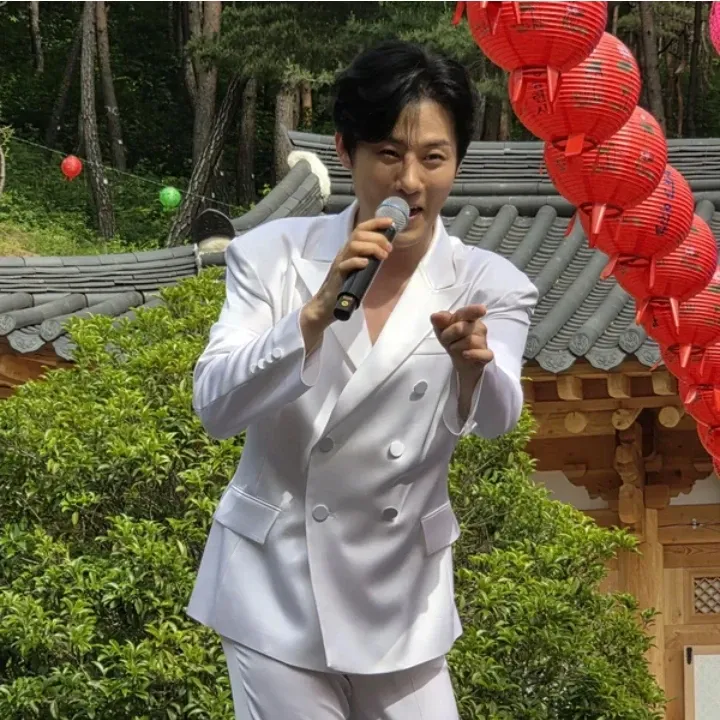 Behind-the-scenes cut of Kang Moonkyung