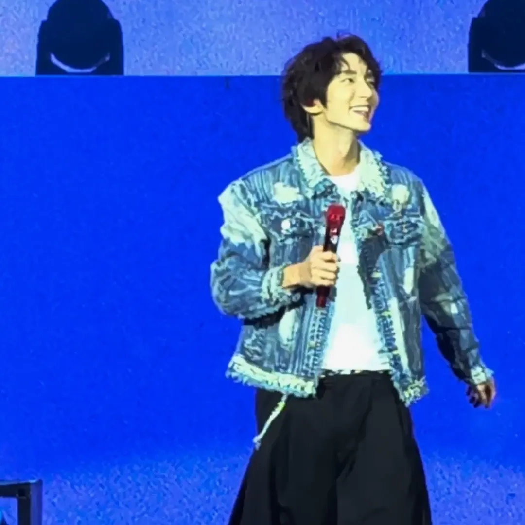 A moment captured by a fan of Lee Joongi