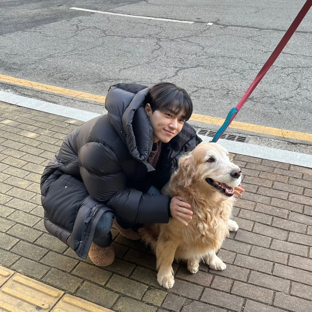 Behind-the-scenes cut of Kim Myungsoo (L)